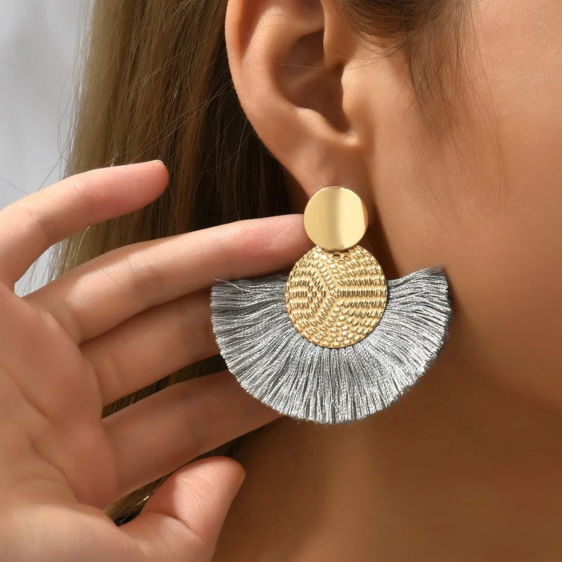 Boucles d’oreilles Majestic Bohème – Pompons Blancs