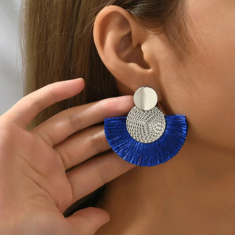 Boucles d’oreilles Majestic Bohème – Pompons Blancs