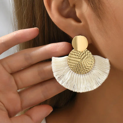 Boucles d’oreilles Majestic Bohème – Pompons Blancs