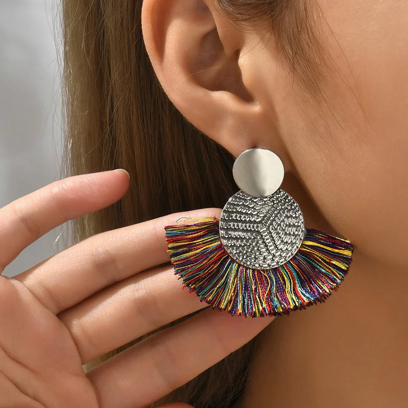 Boucles d’oreilles Majestic Bohème – Pompons Blancs