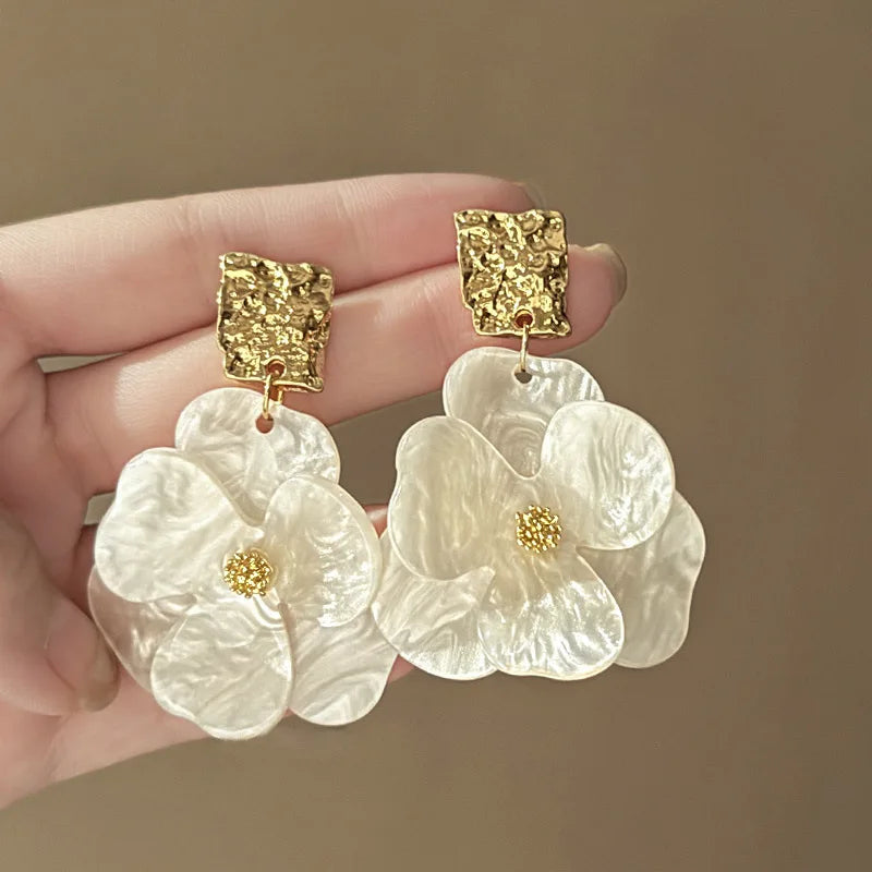 Vintage Acrylic Flower Petal Pendant Earrings For Women Exquisite Alloy Flower Dangle Earrings Luxury Casual Party Jewelry Gifts