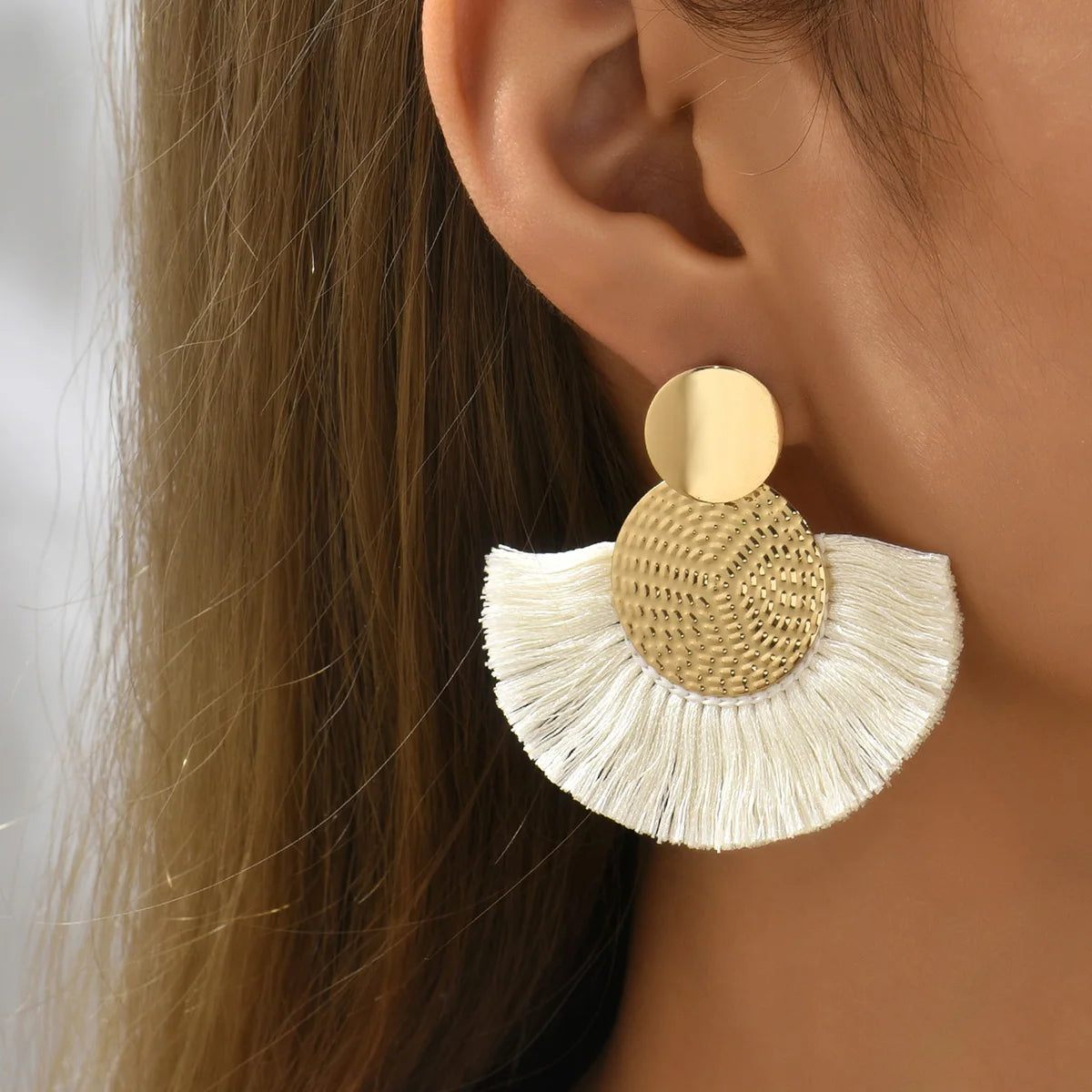 Boucles d’oreilles Majestic Bohème – Pompons Blancs